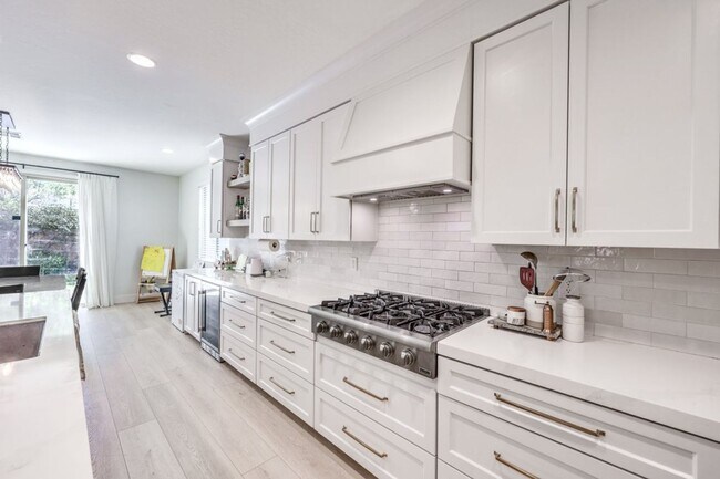 Building Photo - Elegant 5-Bedroom Henderson Home in the Heart of Green Valley