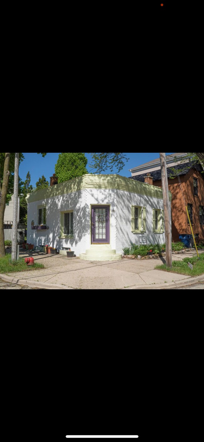 Primary Photo - 2437 S Superior St