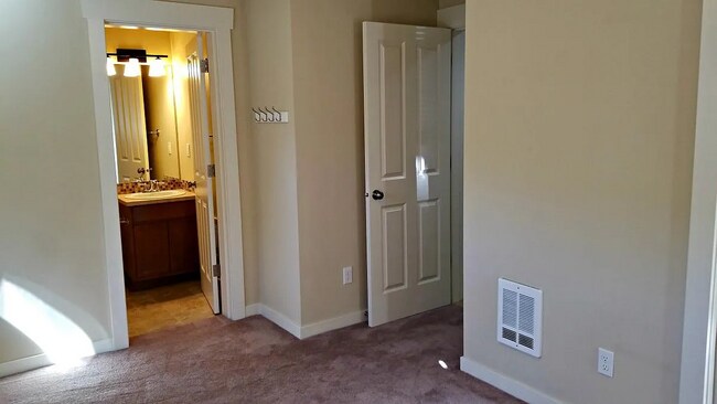 Building Photo - 511 21st Ave