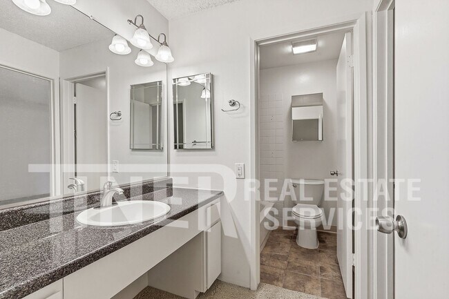 Building Photo - 730 Woodside Ln E