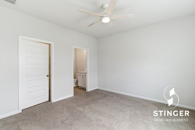 Building Photo - 548 Hideaway St