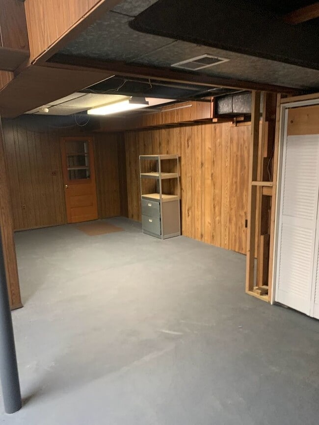 Building Photo - Beautiful Renovated 3/1.5 Home in Beechvie...