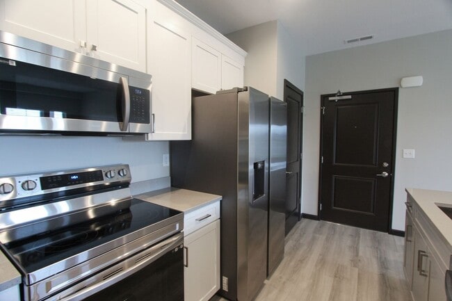 Building Photo - Beautiful 2 Bed, 2 Bath Apartment in PRIME location!  Furnished & Unfurnished Options Available!