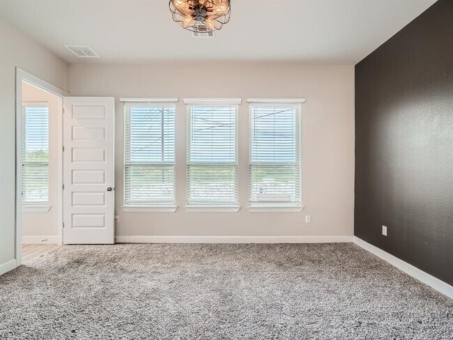 Building Photo - 2800 Sebring Cir