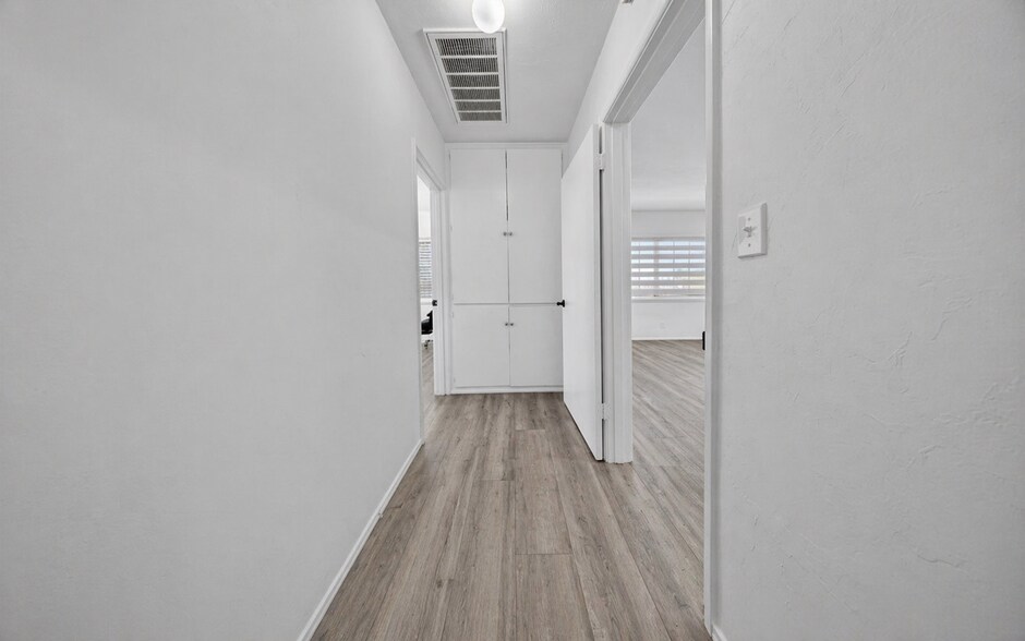 Building Photo - 8100 Bellaire Ave