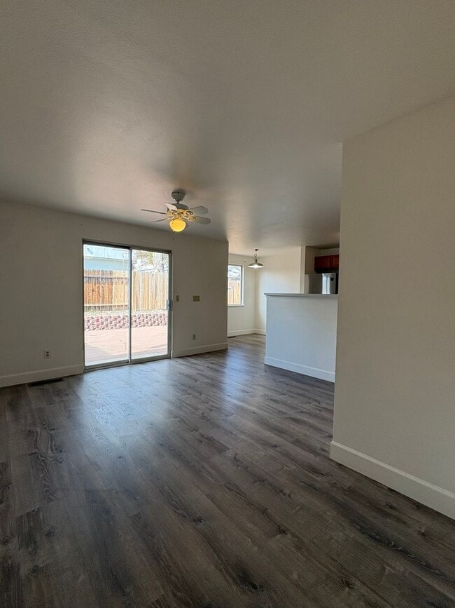 Building Photo - Cute newly remodeled townhouse