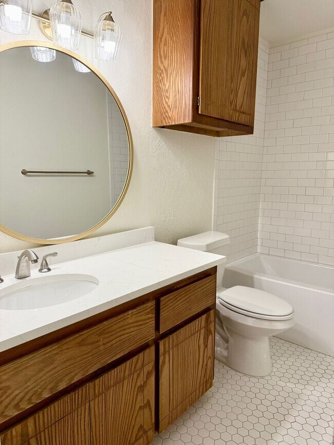 Building Photo - Super cute 2 bed 2 bath 2 car garage