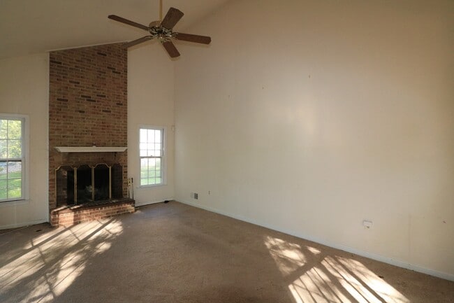 Building Photo - Spacious 4BD/2.5BA Colonial on Quiet Cul-d...