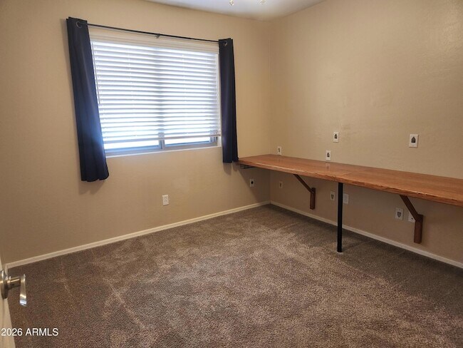 Building Photo - 5511 S 15th Way