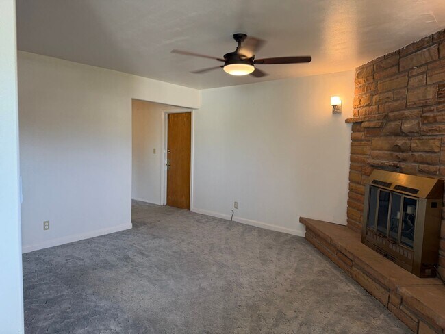 Building Photo - 2636 Hickory Dr