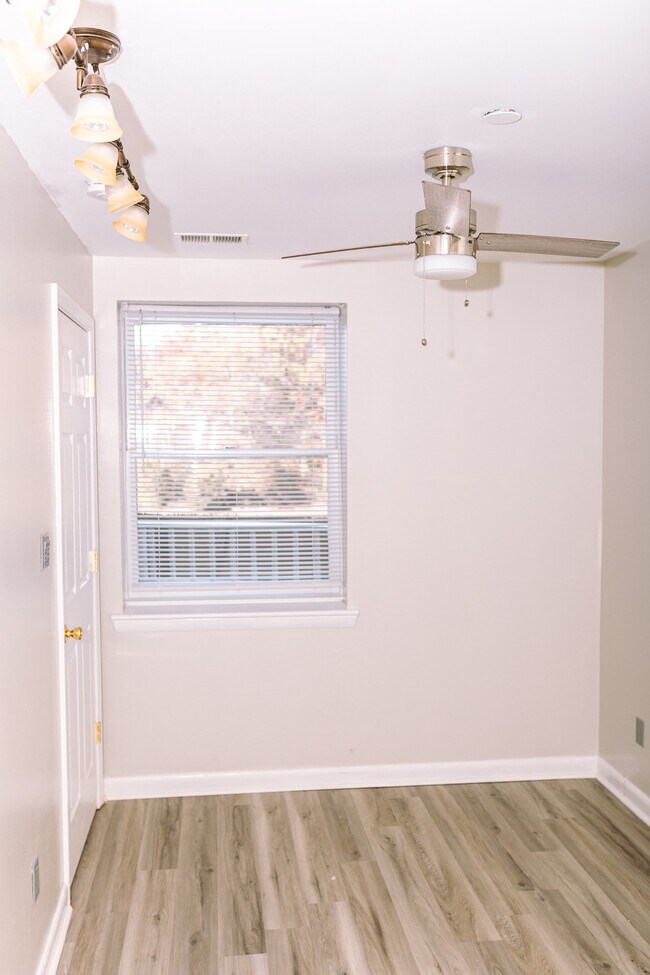 Building Photo - 9808 Emerald Point Dr