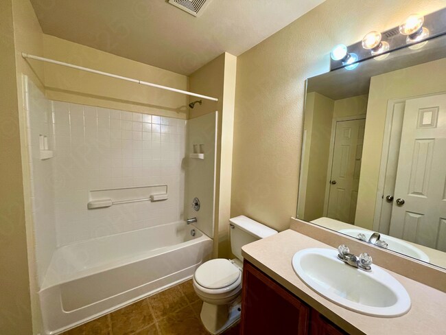 Building Photo - Move-In Special. ½ off the first full month's rent with a 12-month lease.