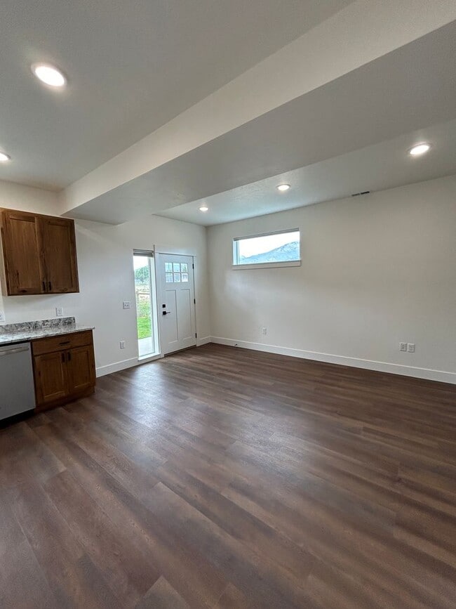 Building Photo - New Townhome