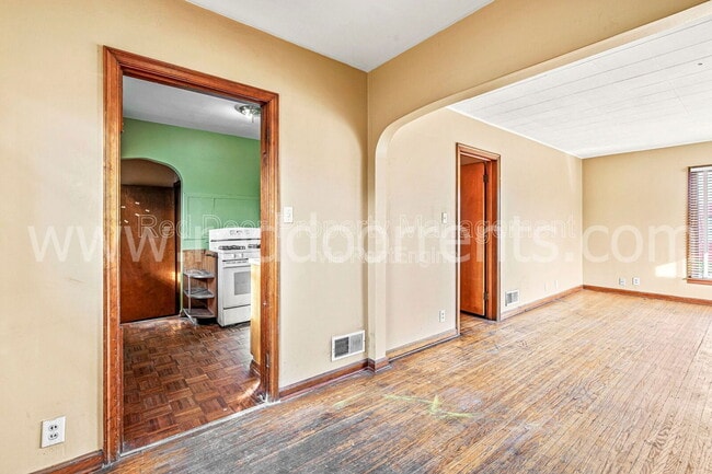 Building Photo - 328 N Post Rd