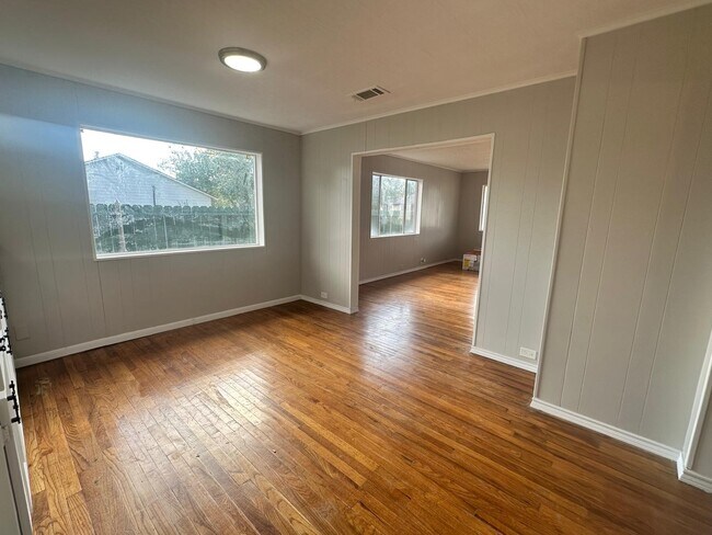 Building Photo - 918 W 5th St