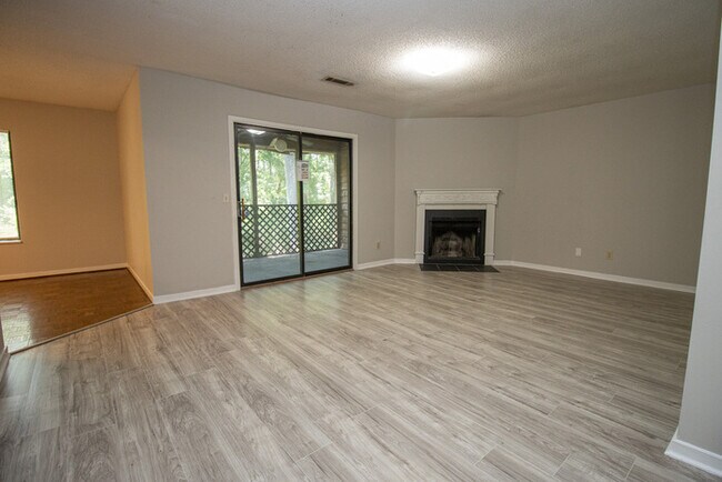 Building Photo - Spacious 2BR 2BA townhome in Village Creek!