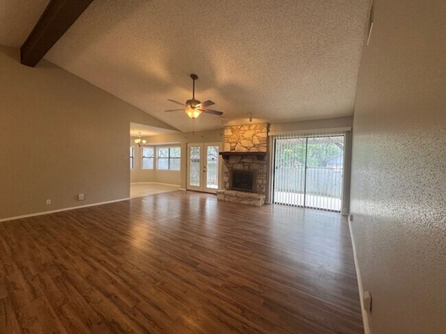 Building Photo - What a Gem! Spacious, Renovated 1-Story Ho...