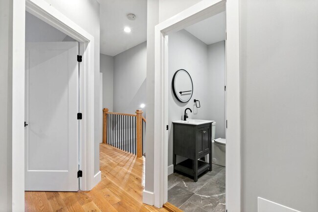 Building Photo - Beautifully Renovated 3 Bed/2.5 Bath Home in Mt Washington - Convenient Location