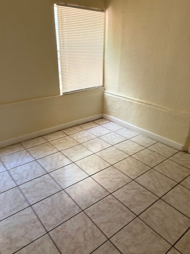 Building Photo - Move in special - 4 Bedroom 2 Bath w Fence...