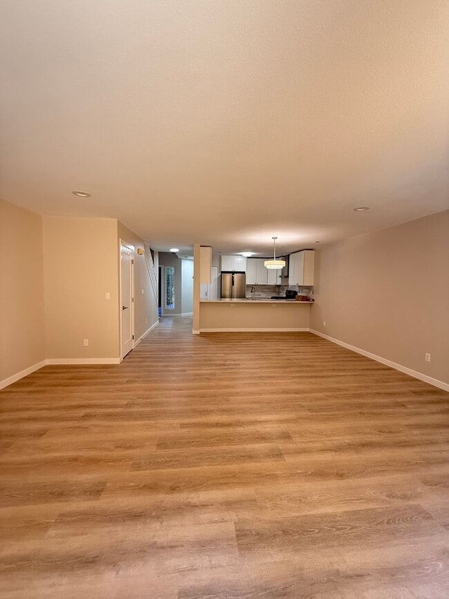 Building Photo - Fully Remodeled Silver Firs Townhome for R...