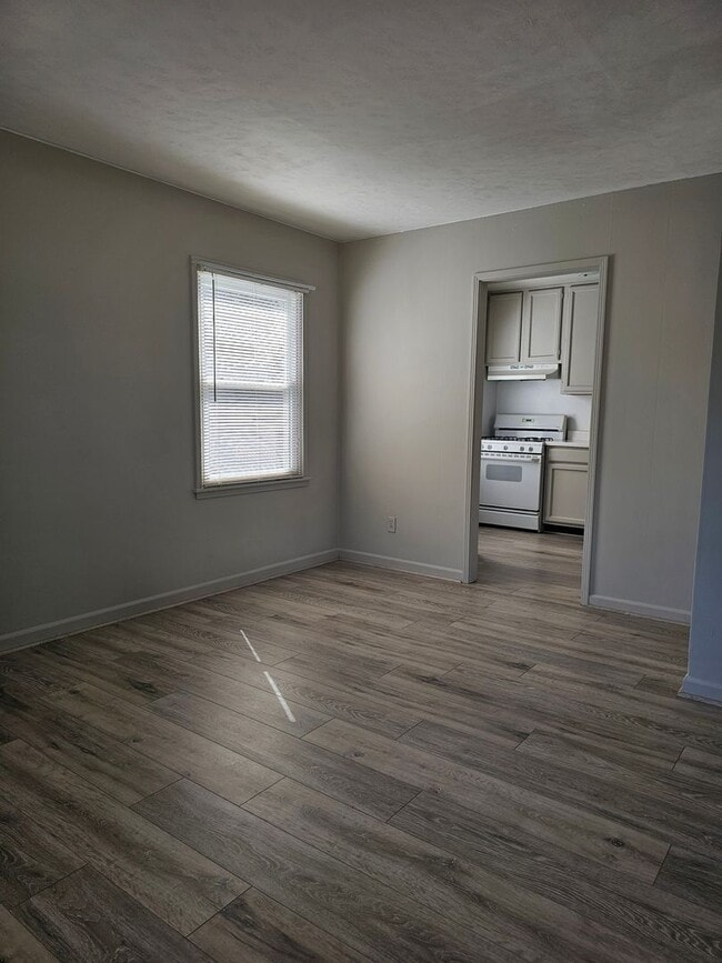 Building Photo - Very updated, cozy two bedroom across from BGHS