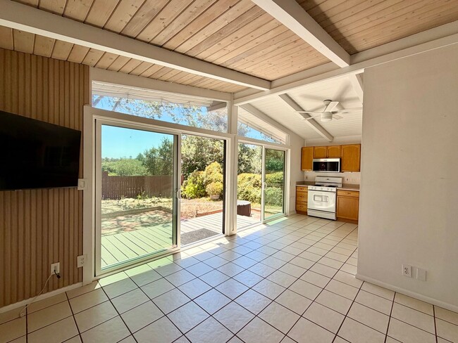 Building Photo - Mid Century Modern 2 bdrm 1 bath