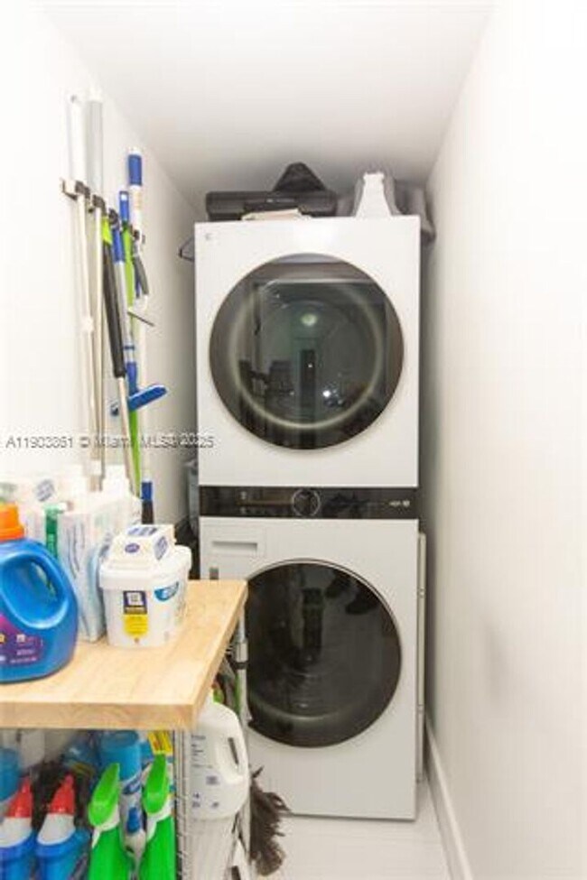 Building Photo - 92 SW 3rd St