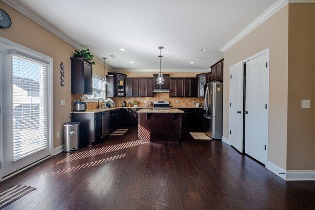 Building Photo - 5773 Highland Grove Dr