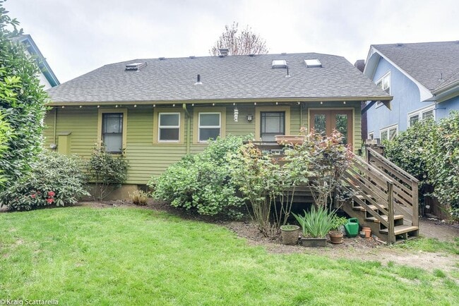 Building Photo - 724 NE 19th Ave
