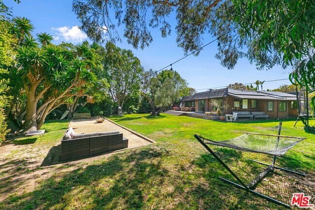 Building Photo - 7038 Dume Dr