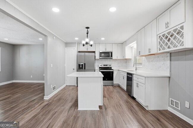 Building Photo - 2419 Greenway Dr