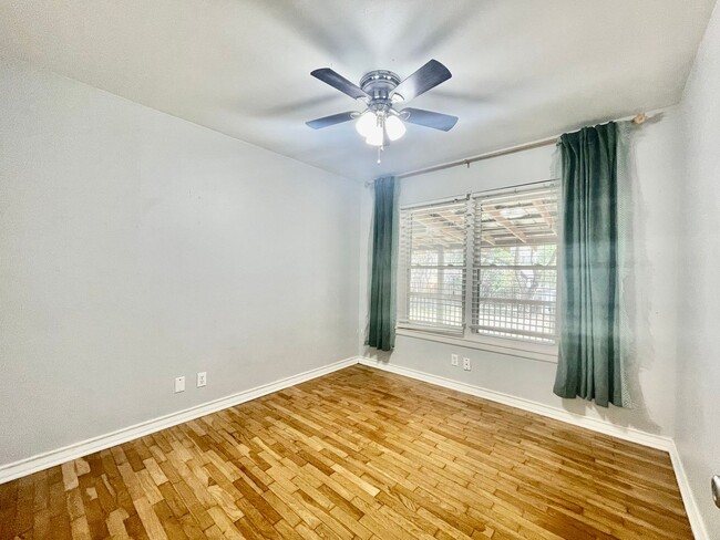 Building Photo - 4 Bedrooms in Oak Heights