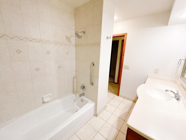 Building Photo - 1172 Highview Dr