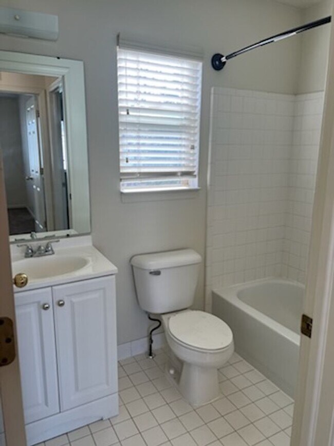 Building Photo - Roseville 8 Unit