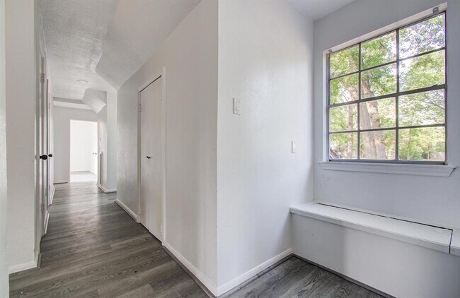 Building Photo - 808 Stone Mountain Dr