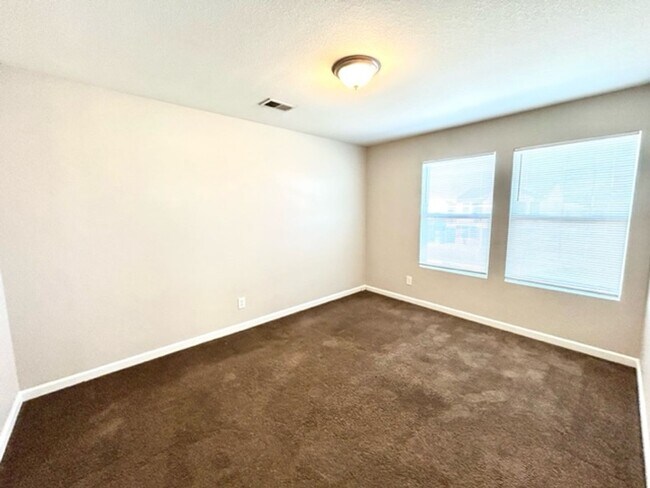 Building Photo - THREE BEDROOMS/TWO & HALF BATHROOMS SPACIOUS HOME - MADISON. MOVE IN SPECIAL!