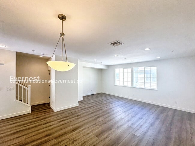 Building Photo - 650 Summer Ln
