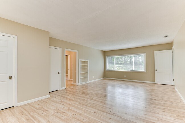 Building Photo - 2832 Cornelia Rd