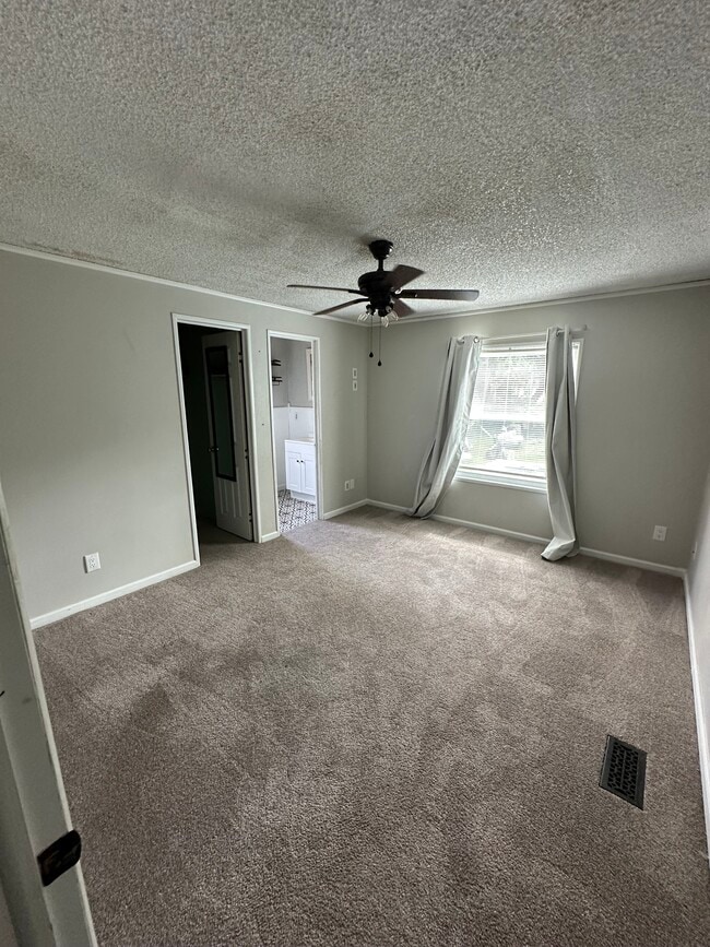 Building Photo - 5 Grays Hill Acres