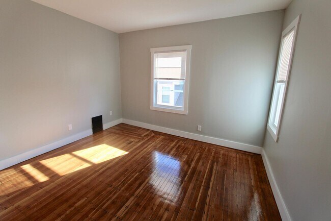 Building Photo - Gorgeous Dorchester 4bed/2ba