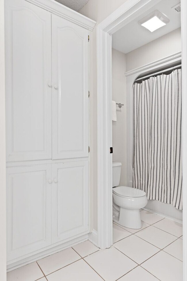 Building Photo - 4 bedroom 2.5 bath house with lawncare, internet and security system included