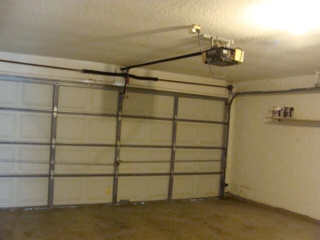 Building Photo - 3 Bed/2 bath 2 Car July 1 st  Call Carole ...