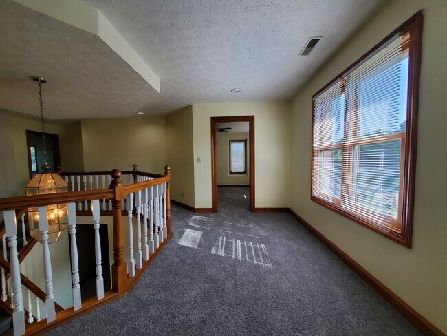 Building Photo - 324 Redwood Blvd