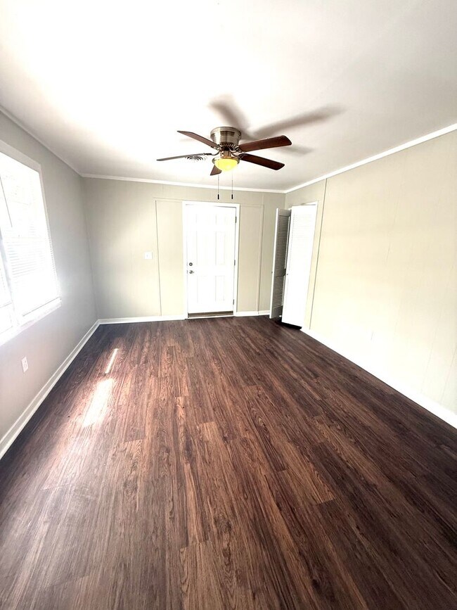 Building Photo - ** 3 bed 1 bath located in Forest Hills ** Call 334-366-9198 to schedule a self showing