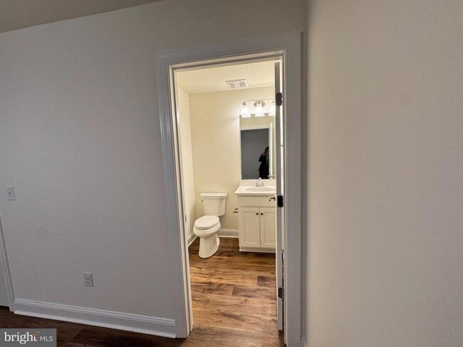 Building Photo - 300 Dixon St