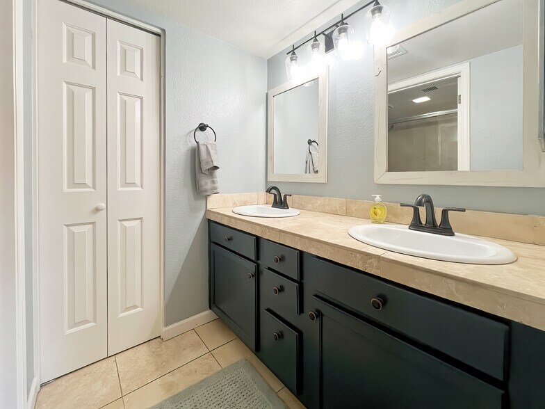 Building Photo - 10301 N 70th St