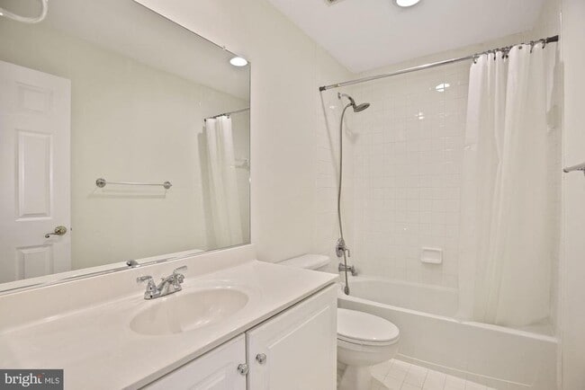 Building Photo - 1614 Leeds Castle Dr