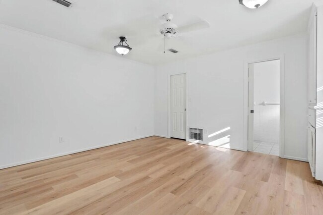 Building Photo - Huge 3 Bed 3 Bath House Near Texas Tech