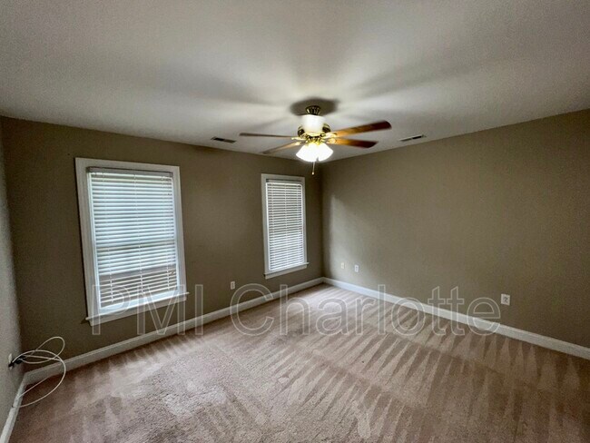 Building Photo - 4432 Shannamara Dr