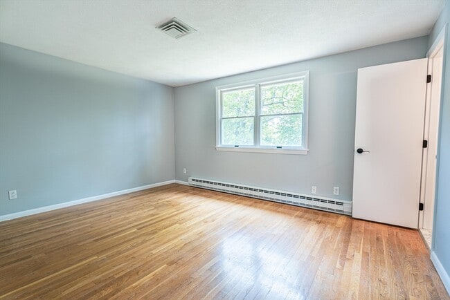 Building Photo - 20 Fieldstone Dr